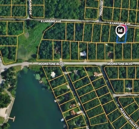 Decorative background for Lake-Country Getaway Walking Distance to Crown Lake Pier image 8