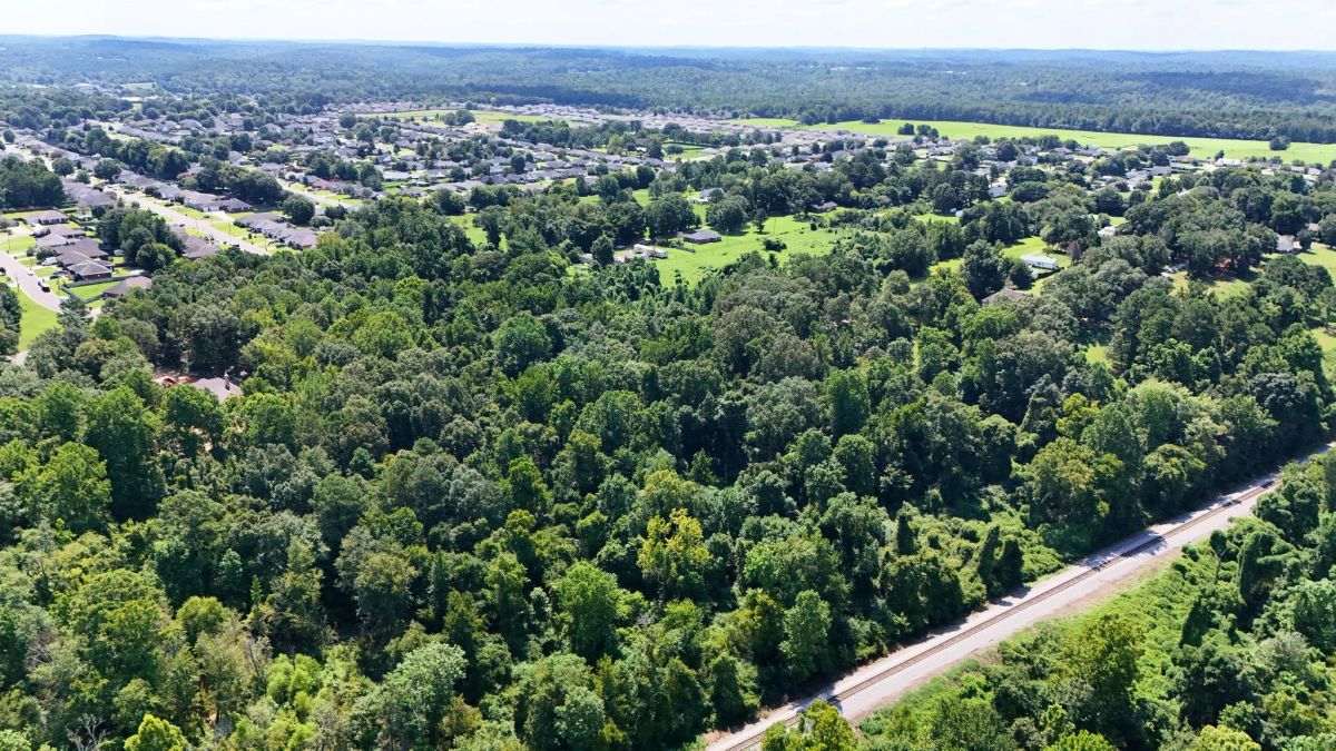 4.40 Wooded Acres Set in Tuscaloosa, Alabama with Creek, Utilities, & Safe Family Cul-de-Sac Living - Main image