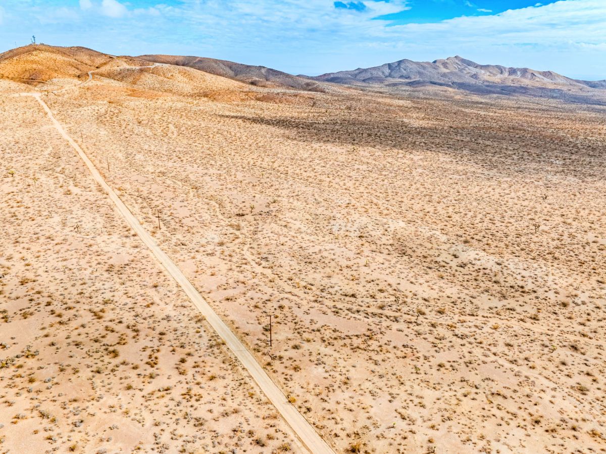 Decorative background for Panoramic Mountain Views + Power — 4.76 Acres in Adelanto, CA image 8