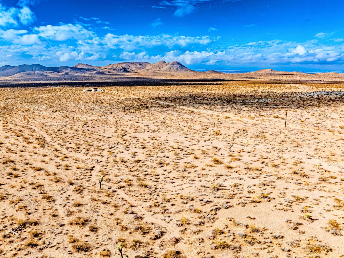 Decorative background for Panoramic Mountain Views + Power — 4.76 Acres in Adelanto, CA image 12