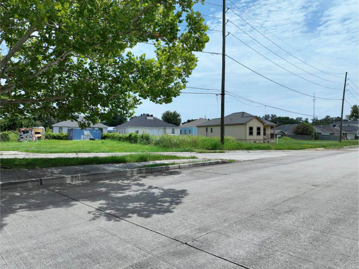 Decorative background for Live the NOLA Lifestyle – Build on 0.15 Acres in Louisiana With ALL Utilities image 9