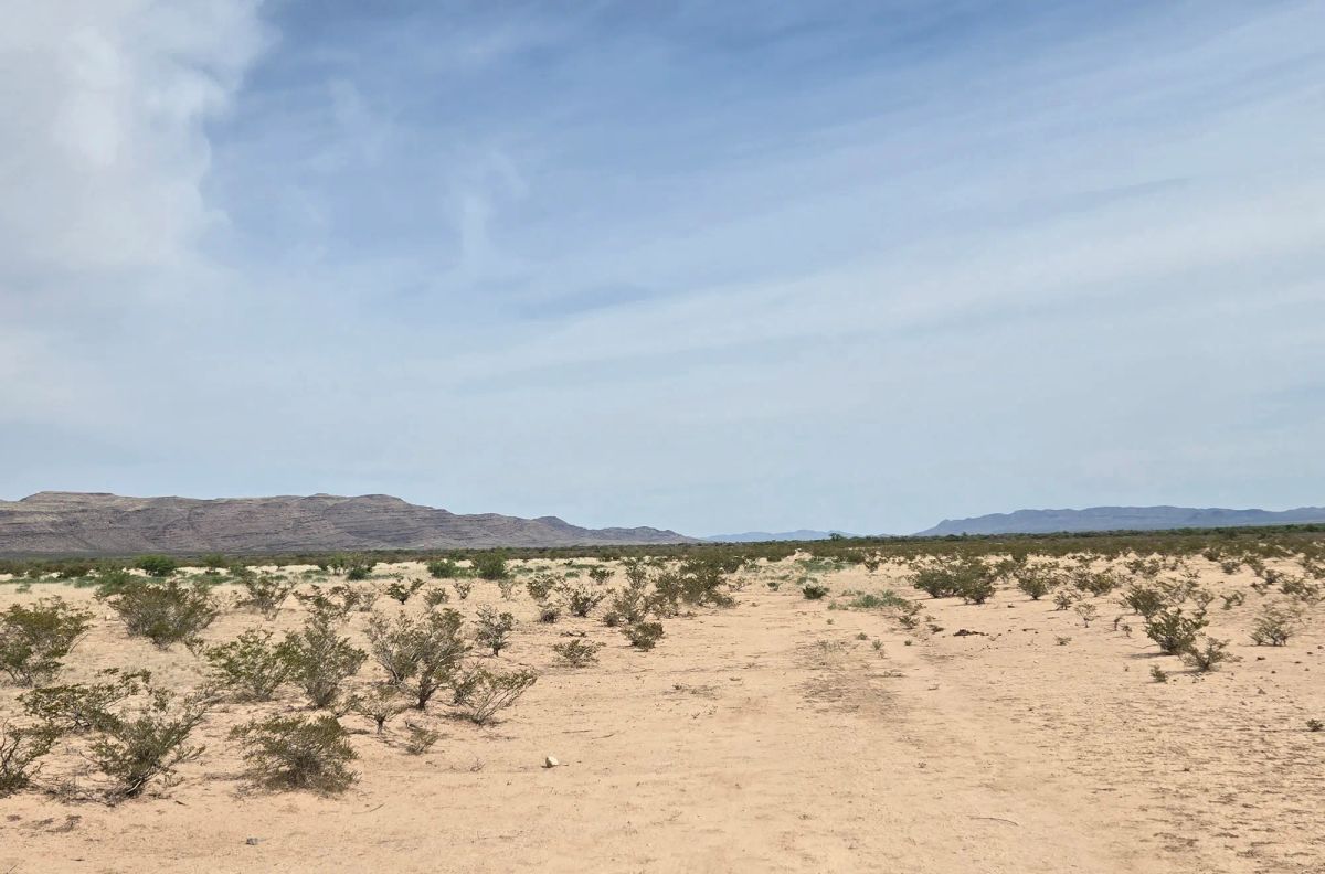 Decorative background for 10 Acres with no zoning—Town Close, Neighbors Far image 11