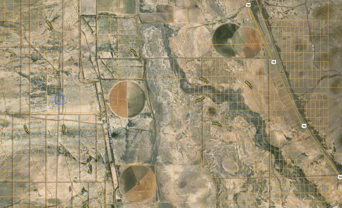 Decorative background for 10 Acres with no zoning—Town Close, Neighbors Far image 18