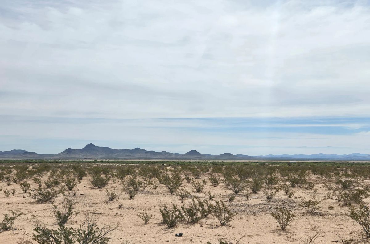 10 Acres with no zoning—Town Close, Neighbors Far - Main image