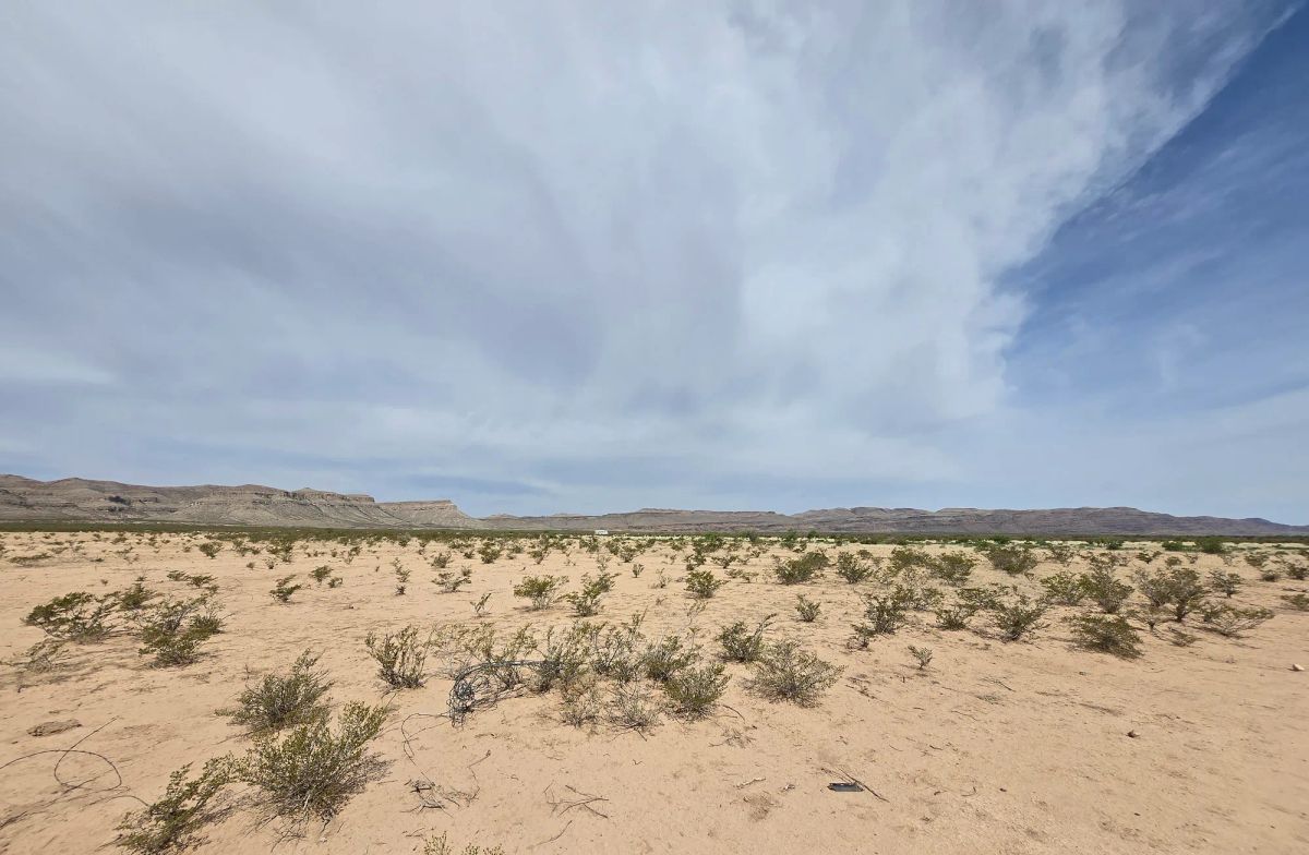 Decorative background for 10 Acres with no zoning—Town Close, Neighbors Far image 6