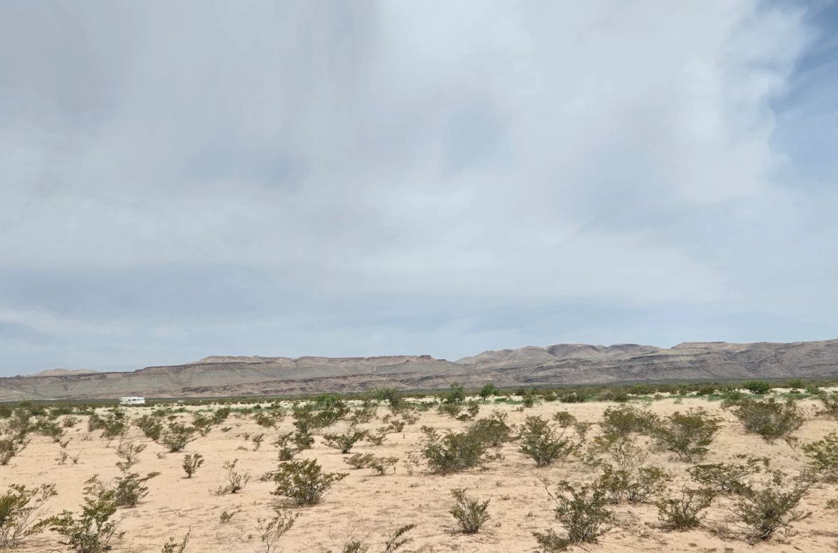 Decorative background for 10 Acres with no zoning—Town Close, Neighbors Far image 9