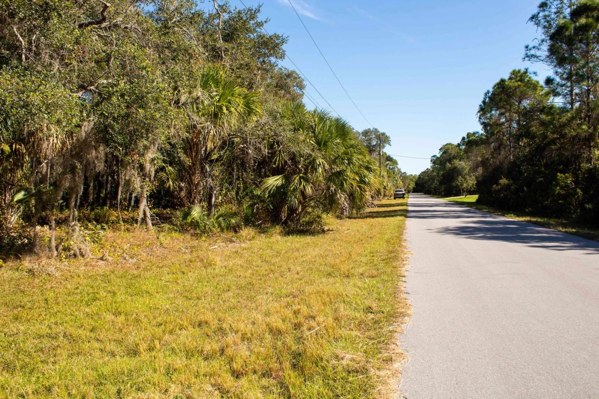 Decorative background for Port Charlotte, Florida – 14006 Alabama Ave – 1/4 Acre, Minutes to Gulf Coast Beaches! image 5