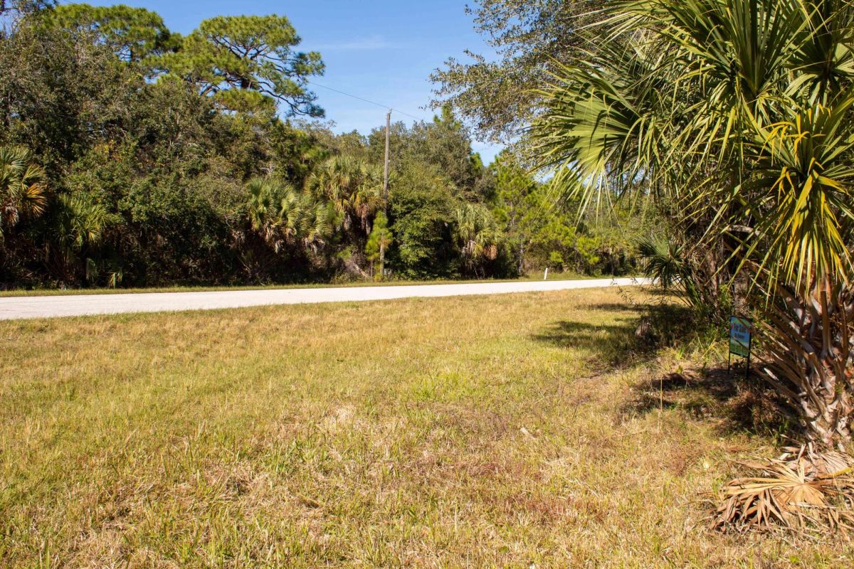 Decorative background for Port Charlotte, Florida – 14006 Alabama Ave – 1/4 Acre, Minutes to Gulf Coast Beaches! image 6