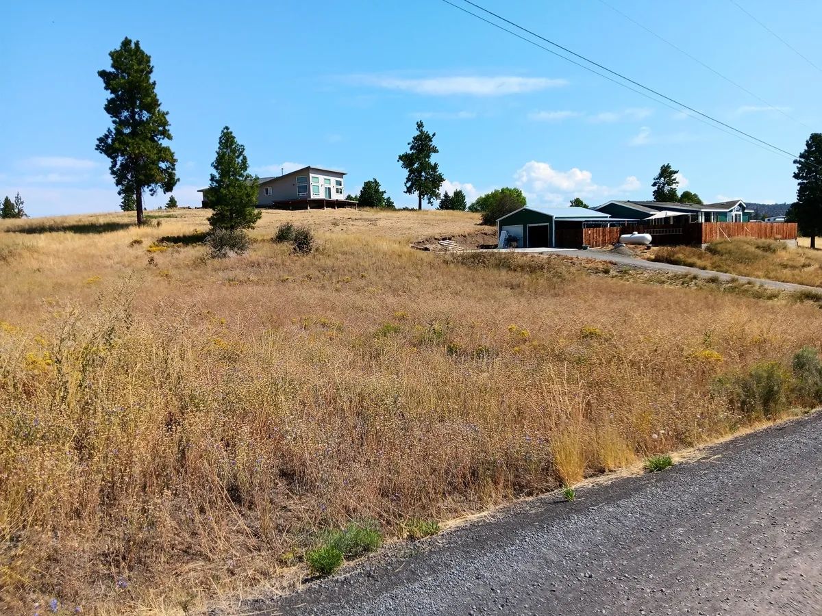 Decorative background for Buildable .42 Acre Lot with Community Lake Access – Chiloquin, Oregon image 6