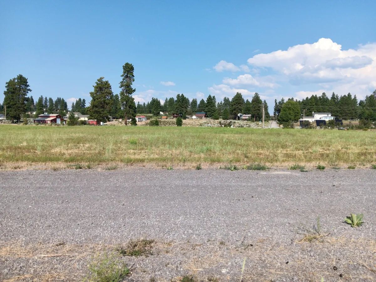 Decorative background for 1-Acre Residential Lot in Gated Community with Power, Lake Views & Private Lake Access – Chiloquin, OR image 6