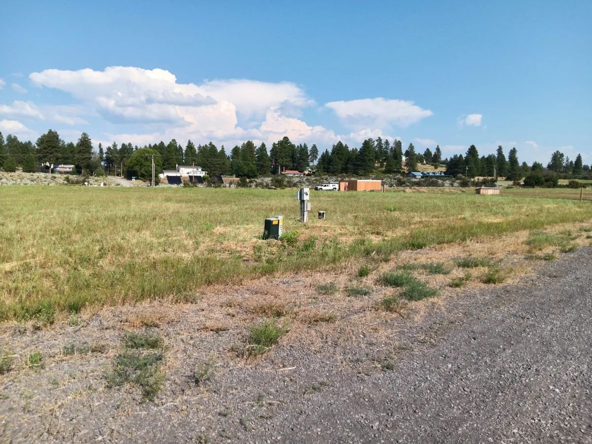 Decorative background for 1-Acre Residential Lot in Gated Community with Power, Lake Views & Private Lake Access – Chiloquin, OR image 9