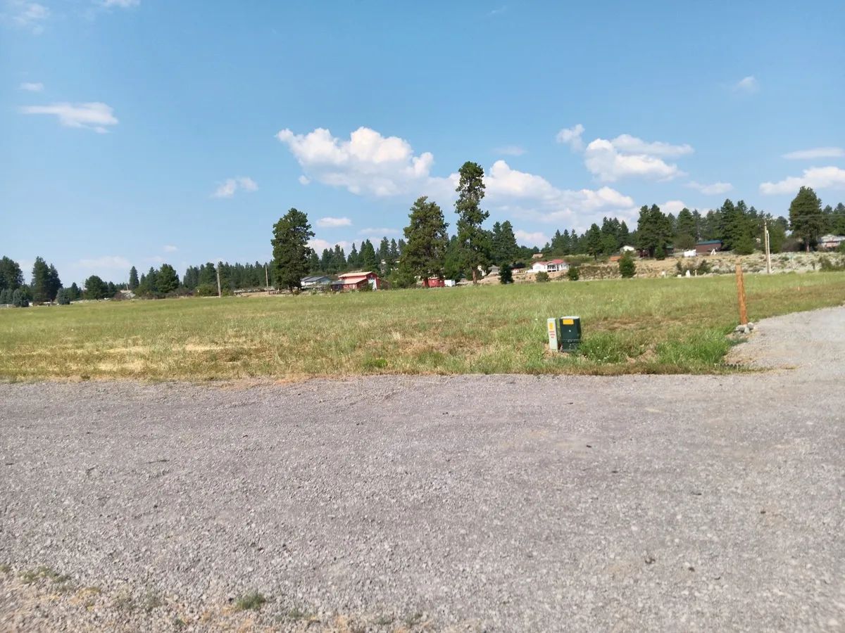 Decorative background for 1-Acre Residential Lot in Gated Community with Power, Lake Views & Private Lake Access – Chiloquin, OR image 11