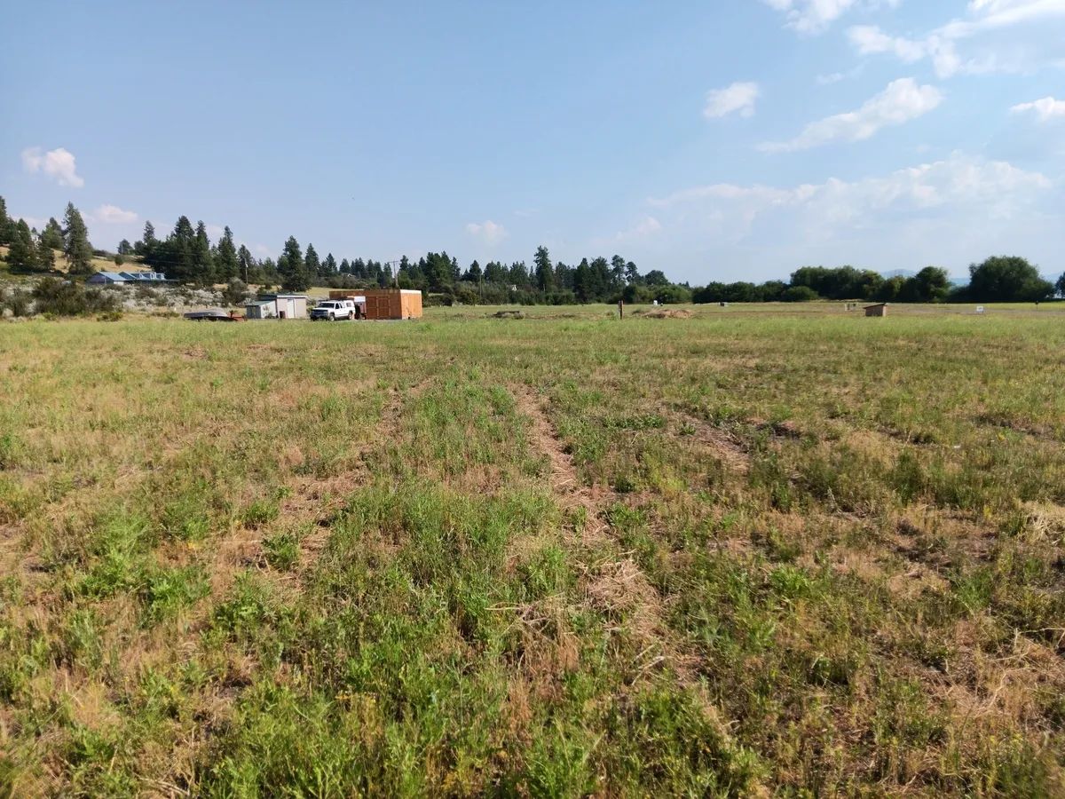 Decorative background for 1-Acre Residential Lot in Gated Community with Power, Lake Views & Private Lake Access – Chiloquin, OR image 13