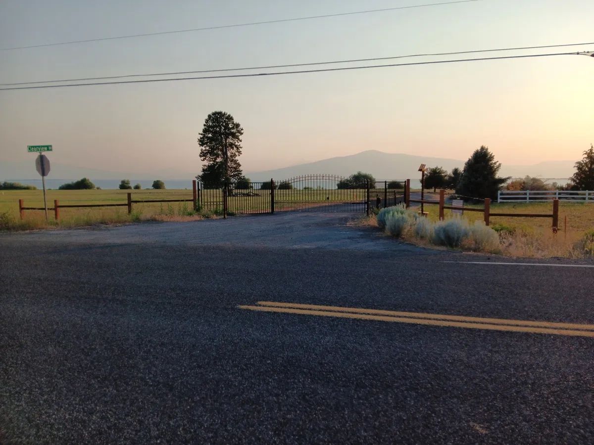 Decorative background for 1-Acre Residential Lot in Gated Community with Power, Lake Views & Private Lake Access – Chiloquin, OR image 16
