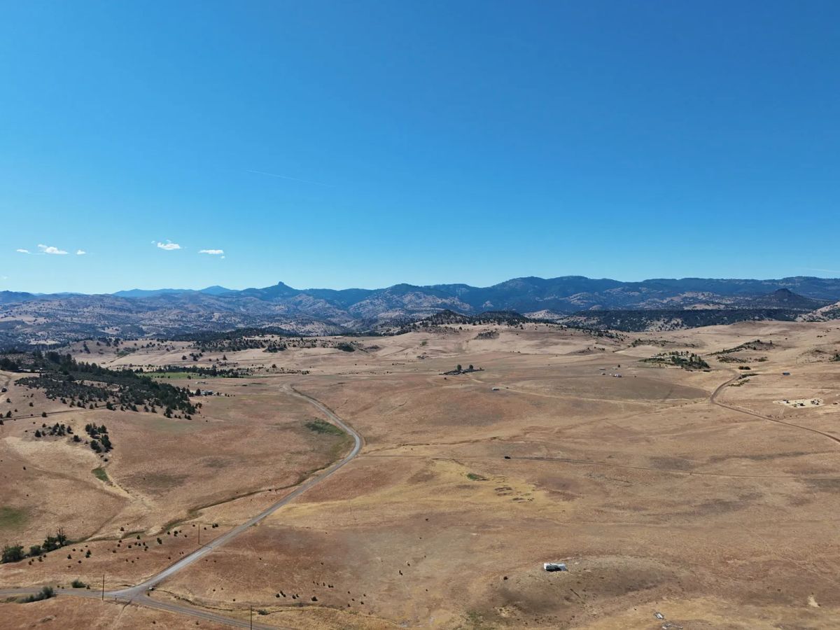 Decorative background for Valley and Mountain Views, Near Water Activities image 8