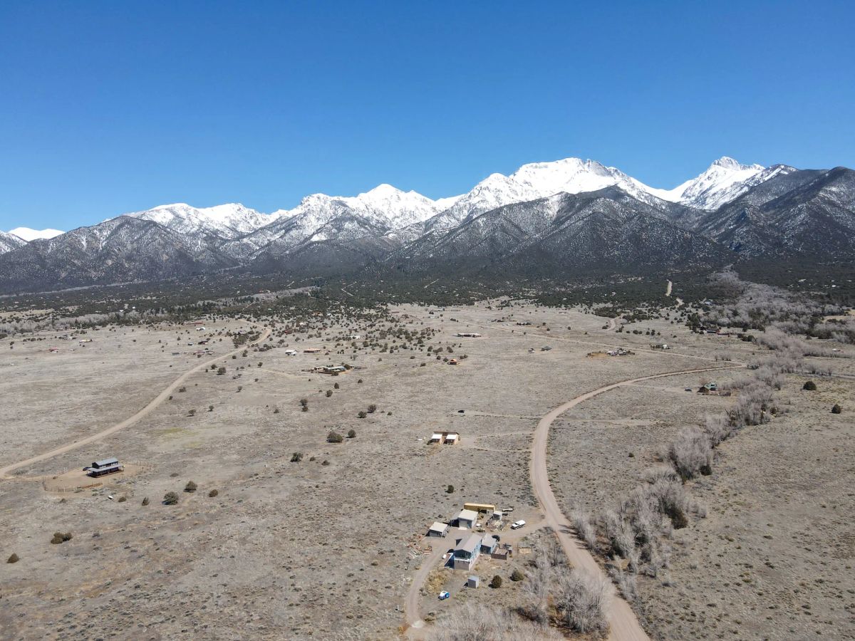 Expansive Land with Scenic Mountain Views - Main image
