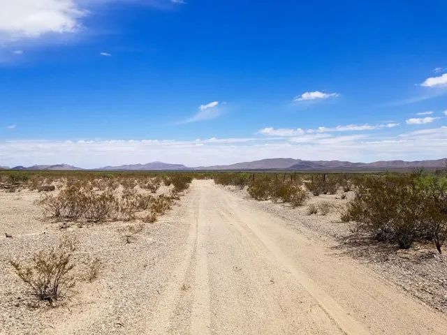 Decorative background for Quiet, Easy Access to Interstate 10 image 10