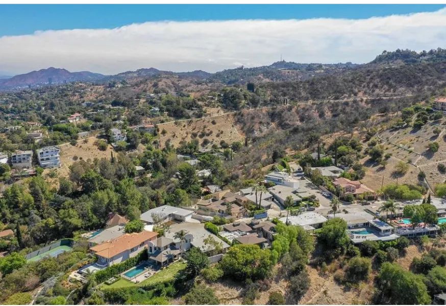 Decorative background for Incredible Homesite In Sherman Oaks, CA image 11
