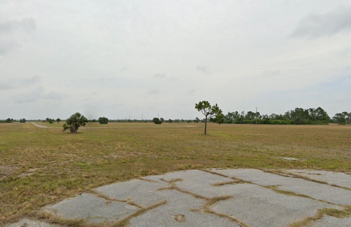 Undeveloped Lot in Port Charlotte at the end of the Cul De Sac - Main image