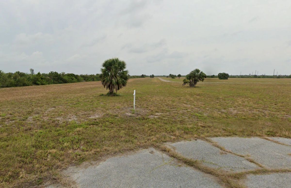 Undeveloped Lot in Port Charlotte at the end of the Cul De Sac - Image 4