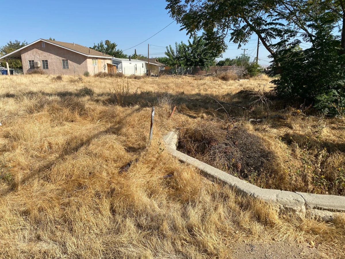 Corner, Undeveloped Lot in Residential Taft - Image 3