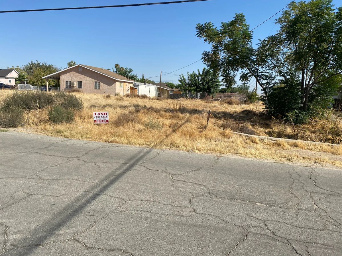 Decorative background for Corner, Undeveloped Lot in Residential Taft image 5