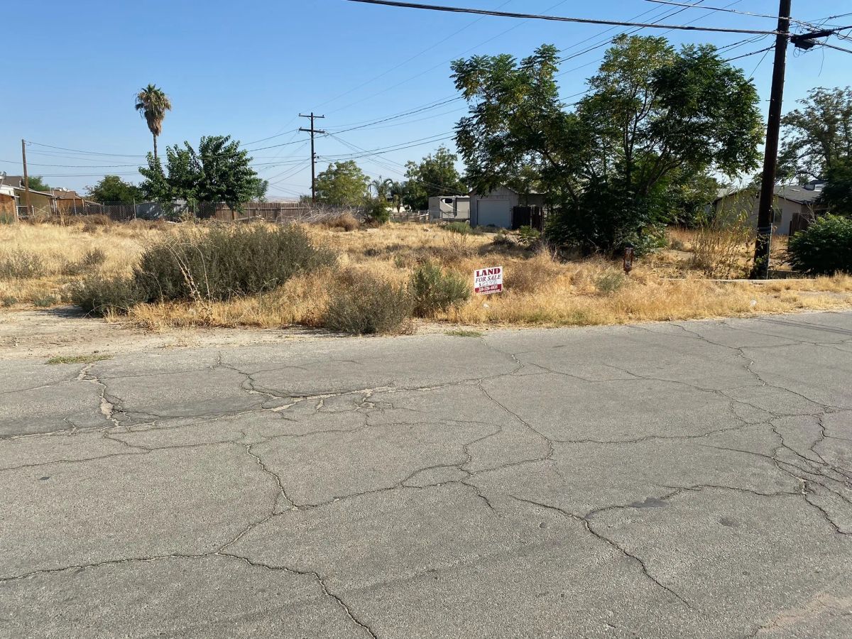 Decorative background for Corner, Undeveloped Lot in Residential Taft image 6