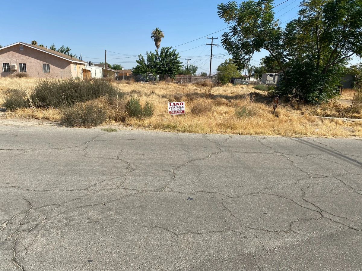 Decorative background for Corner, Undeveloped Lot in Residential Taft image 7