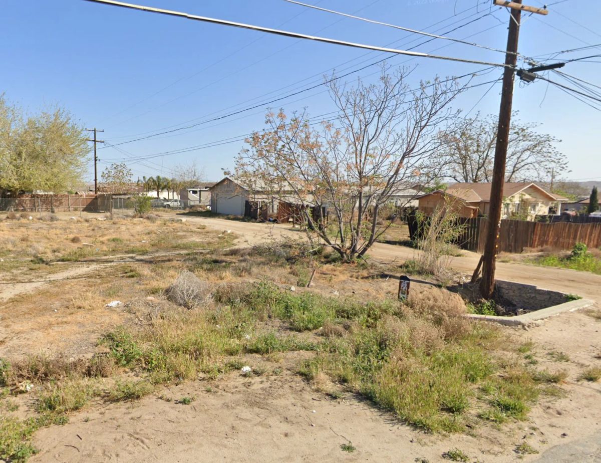 Decorative background for Corner, Undeveloped Lot in Residential Taft image 11