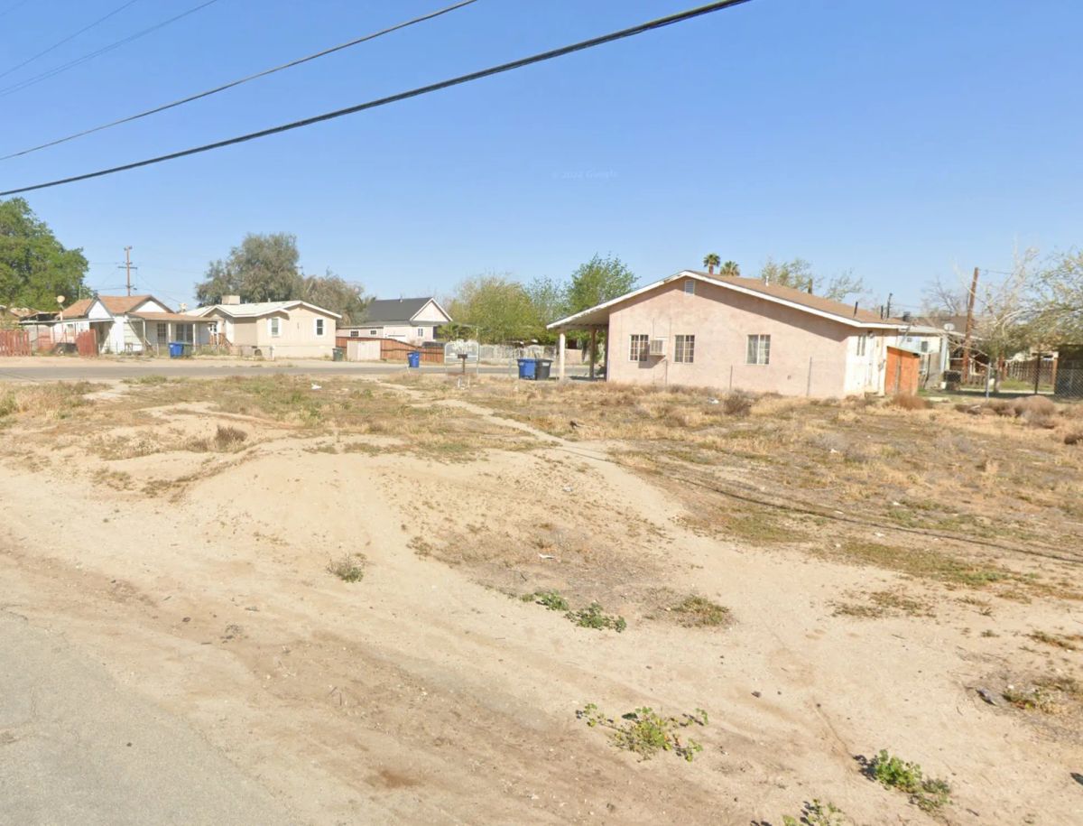 Decorative background for Corner, Undeveloped Lot in Residential Taft image 13