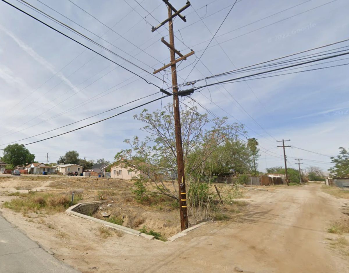 Decorative background for Corner, Undeveloped Lot in Residential Taft image 14