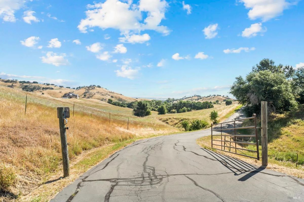 Decorative background for Nineteen Vacant Acres for Sale Outside Vacaville, CA image 9