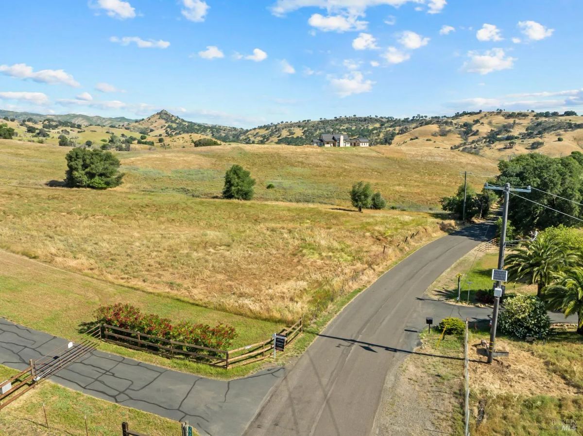 Decorative background for Nineteen Vacant Acres for Sale Outside Vacaville, CA image 11