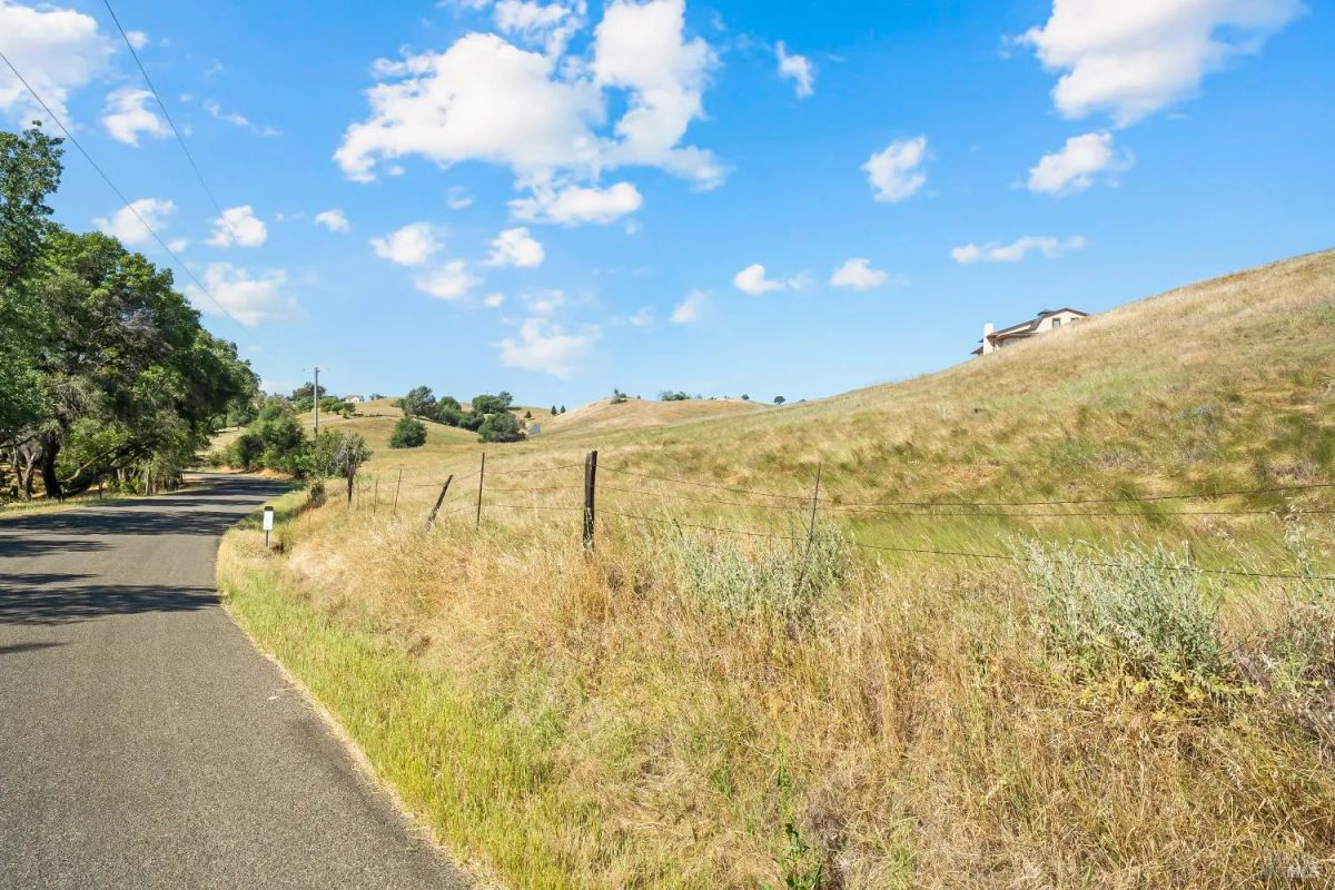 Decorative background for Nineteen Vacant Acres for Sale Outside Vacaville, CA image 14