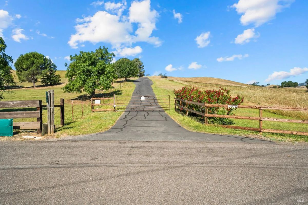 Decorative background for Nineteen Vacant Acres for Sale Outside Vacaville, CA image 16