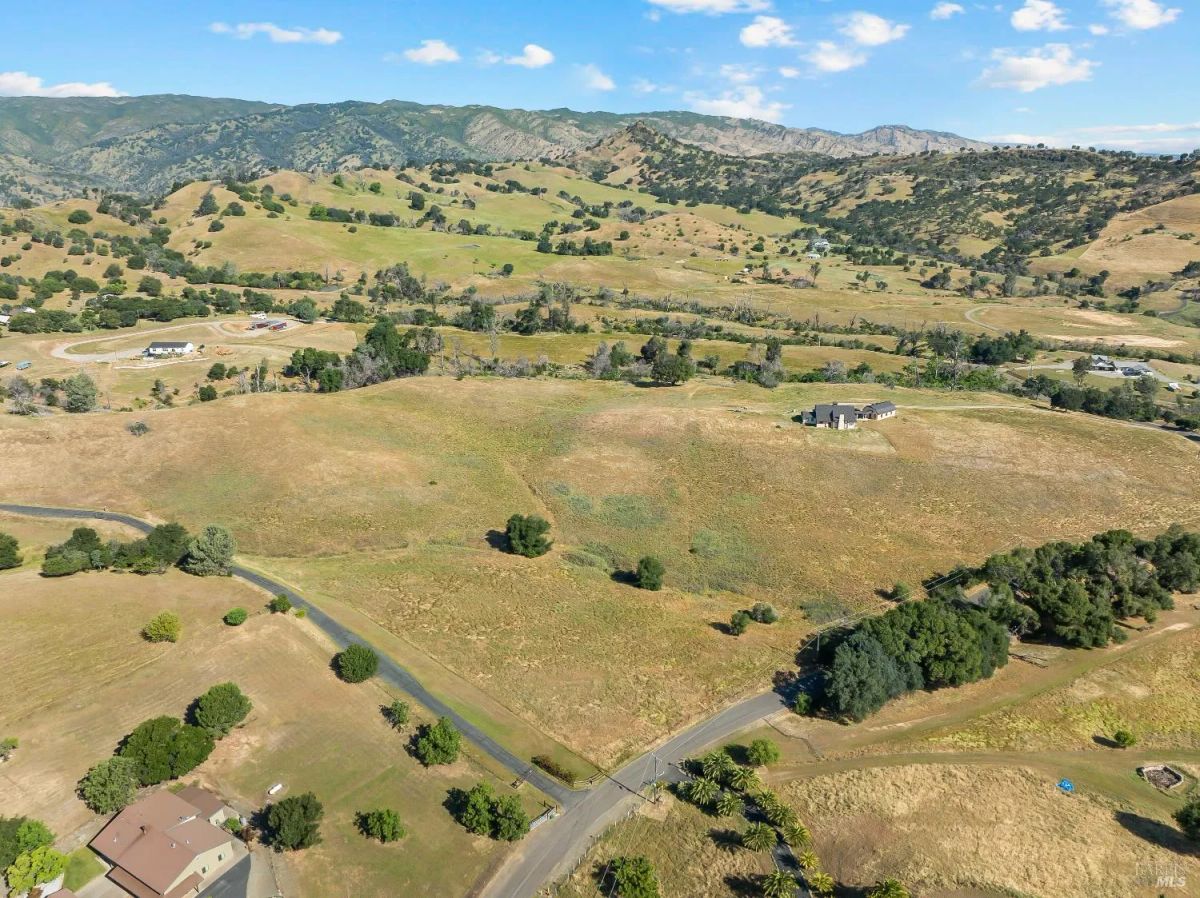 Decorative background for Nineteen Vacant Acres for Sale Outside Vacaville, CA image 24
