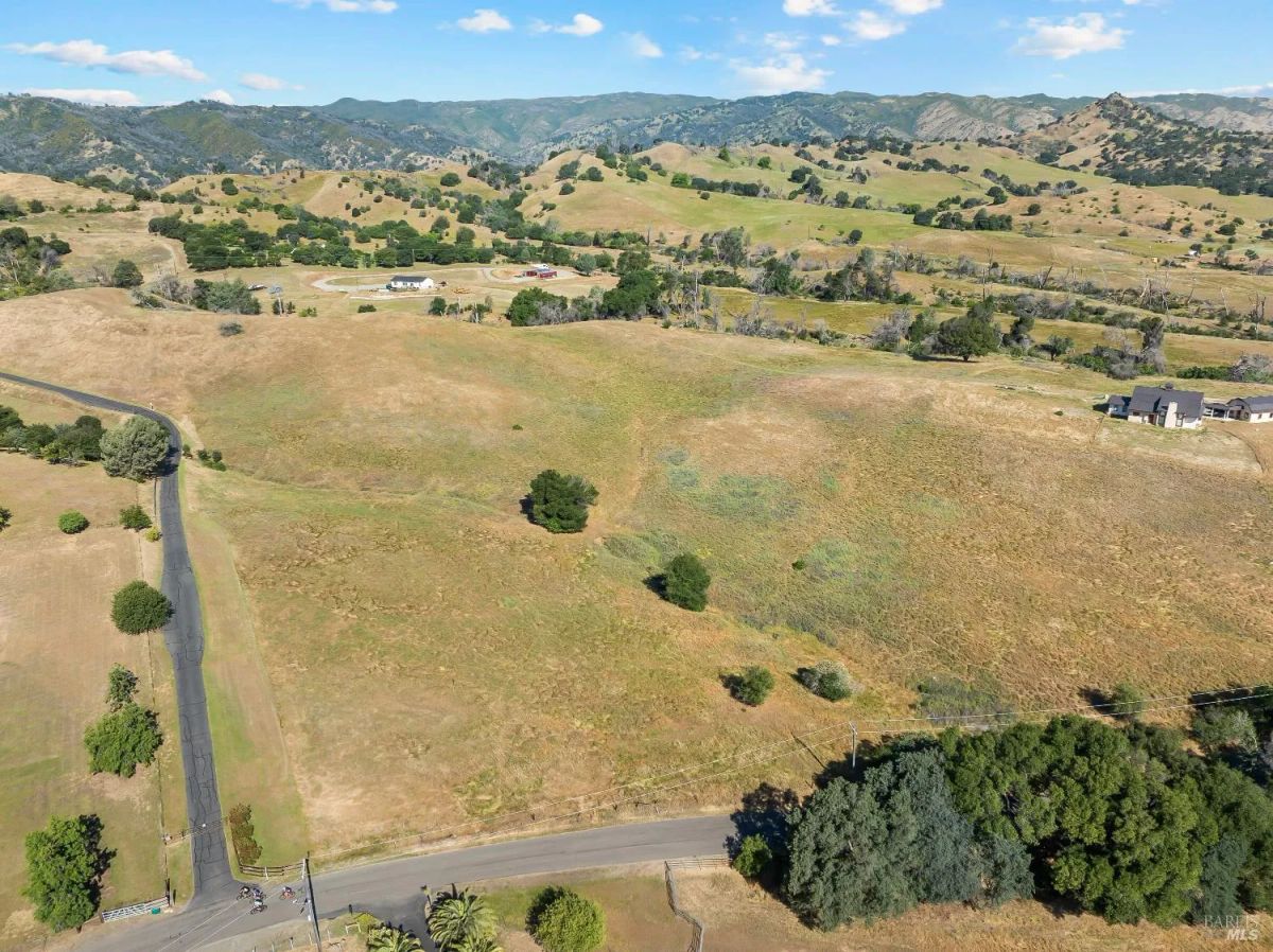 Decorative background for Nineteen Vacant Acres for Sale Outside Vacaville, CA image 26