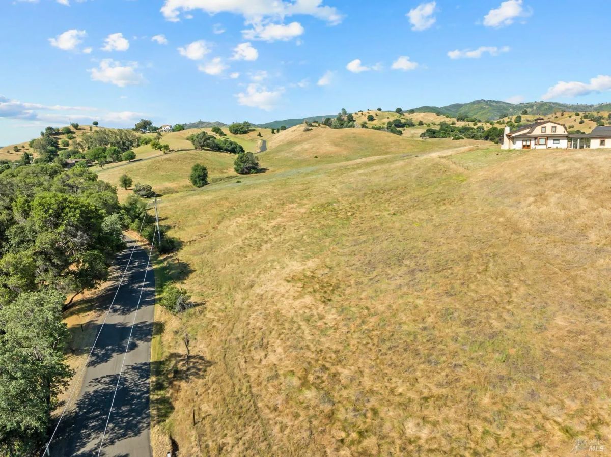 Decorative background for Nineteen Vacant Acres for Sale Outside Vacaville, CA image 29