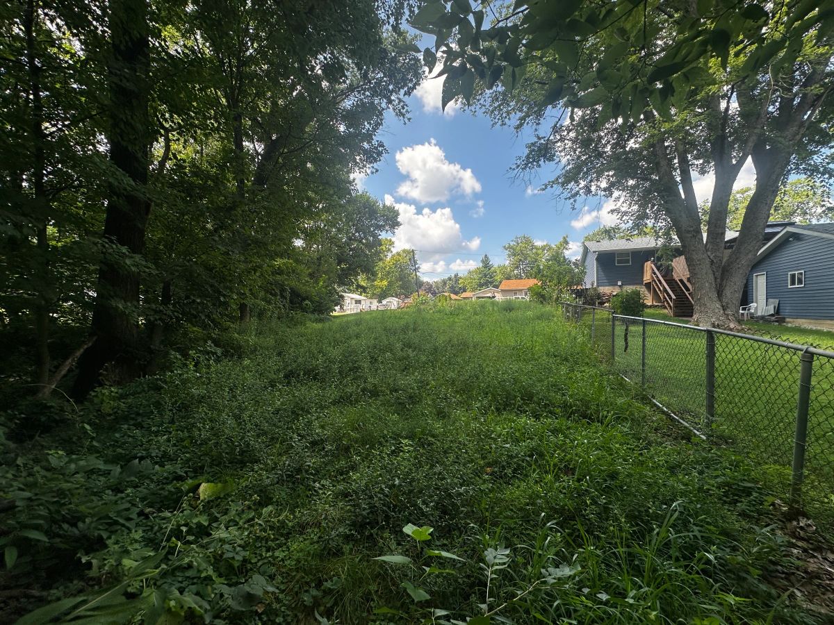 Decorative background for 0.45-acre Residential Lot in Bloomington, IL/Terreno a la venta image 7