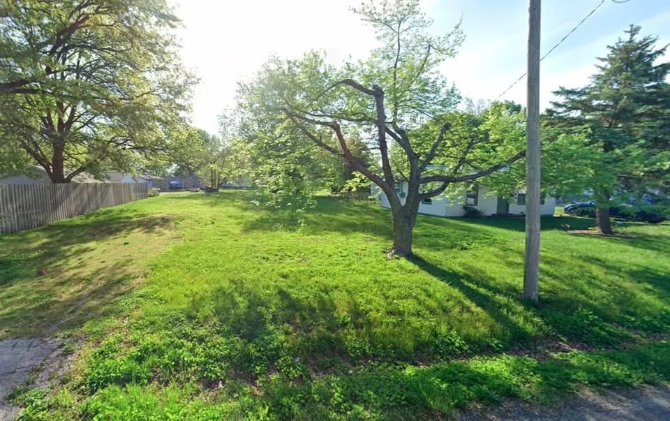 512 N WHITE AVE, TAYLORVILLE, IL 62568 - Image 2