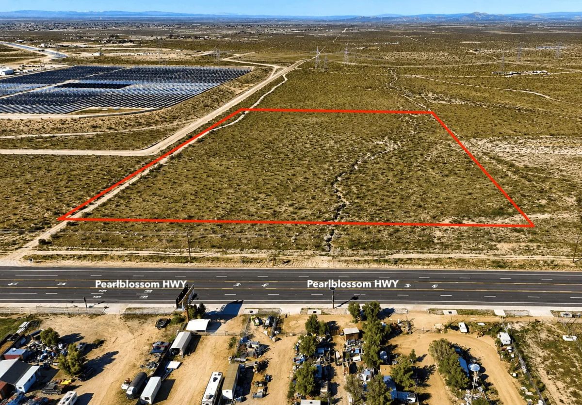 Two properties 18 Acres Commercial Acreage On Pearblossom Highway - Main image