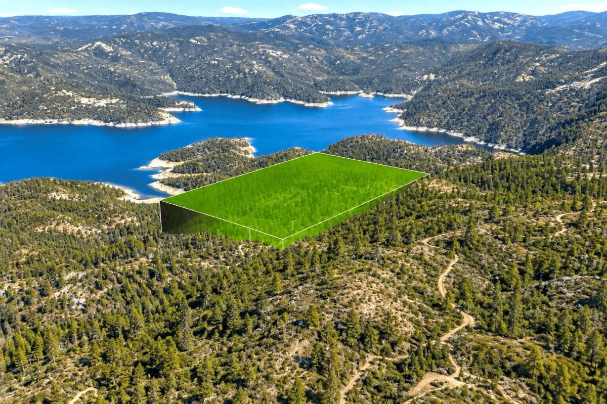 Decorative background for 59.34 Acres Near Lake Oroville, CA – Panoramic Lake Views & Privacy image 5