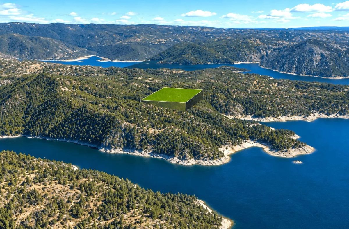 Decorative background for 59.34 Acres Near Lake Oroville, CA – Panoramic Lake Views & Privacy image 7